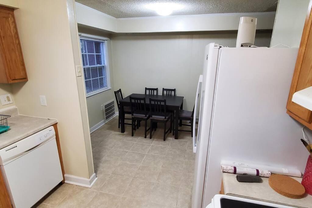7, Sleep 6, Walk To Attractions In Uptown Apartment