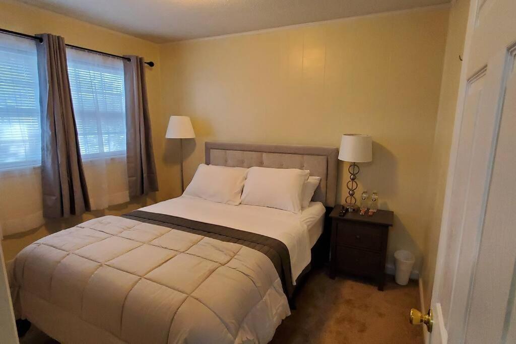 7, Sleep 6, Walk To Attractions In Uptown Apartment