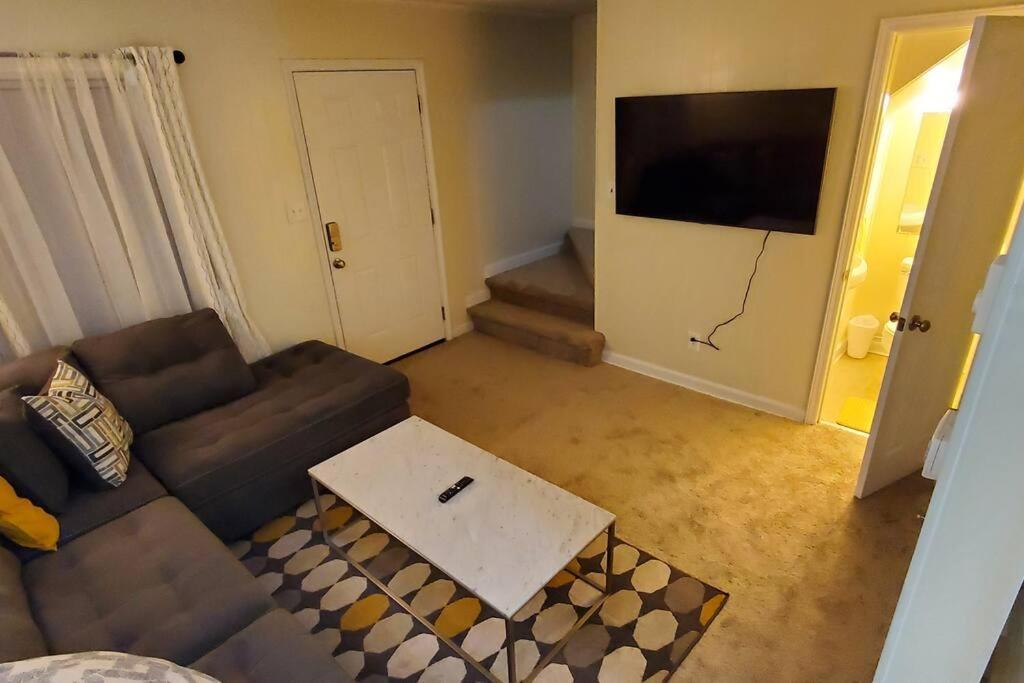 Apartment 7, Sleep 6, Walk To Attractions In Uptown