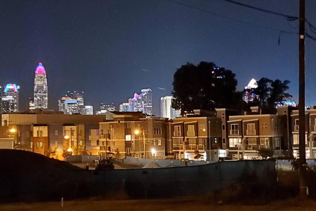 6, Sleep 4, Walk To Attractions In Uptown Apartment