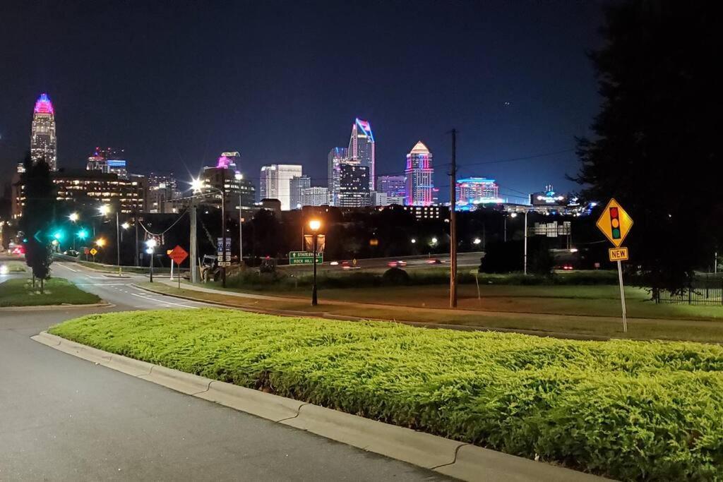 6, Sleep 4, Walk To Attractions In Uptown Apartment Charlotte