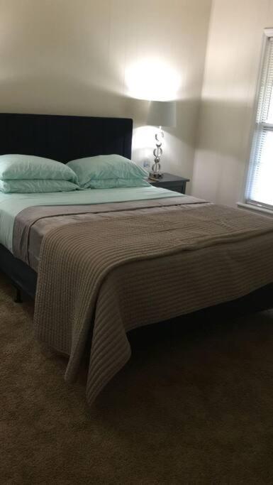 Apartment 6, Sleep 4, Walk To Attractions In Uptown *