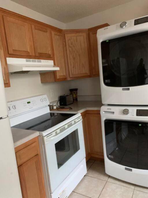 6, Sleep 4, Walk To Attractions In Uptown Apartment *
