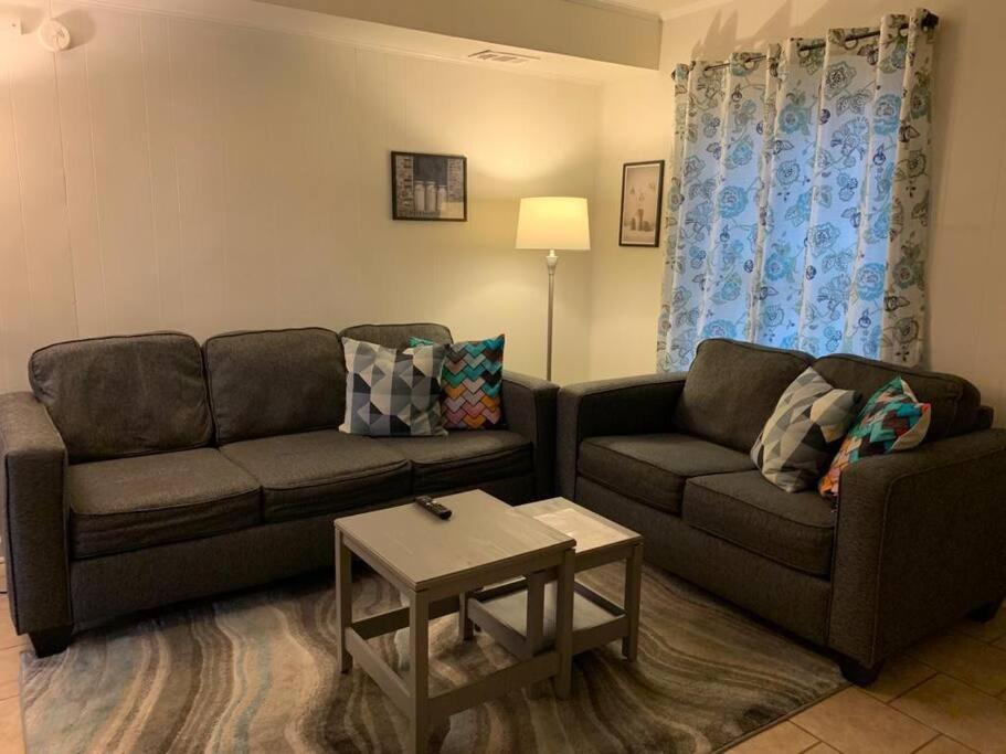 Apartment 6, Sleep 4, Walk To Attractions In Uptown *