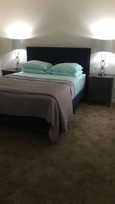 6, Sleep 4, Walk To Attractions In Uptown Apartment