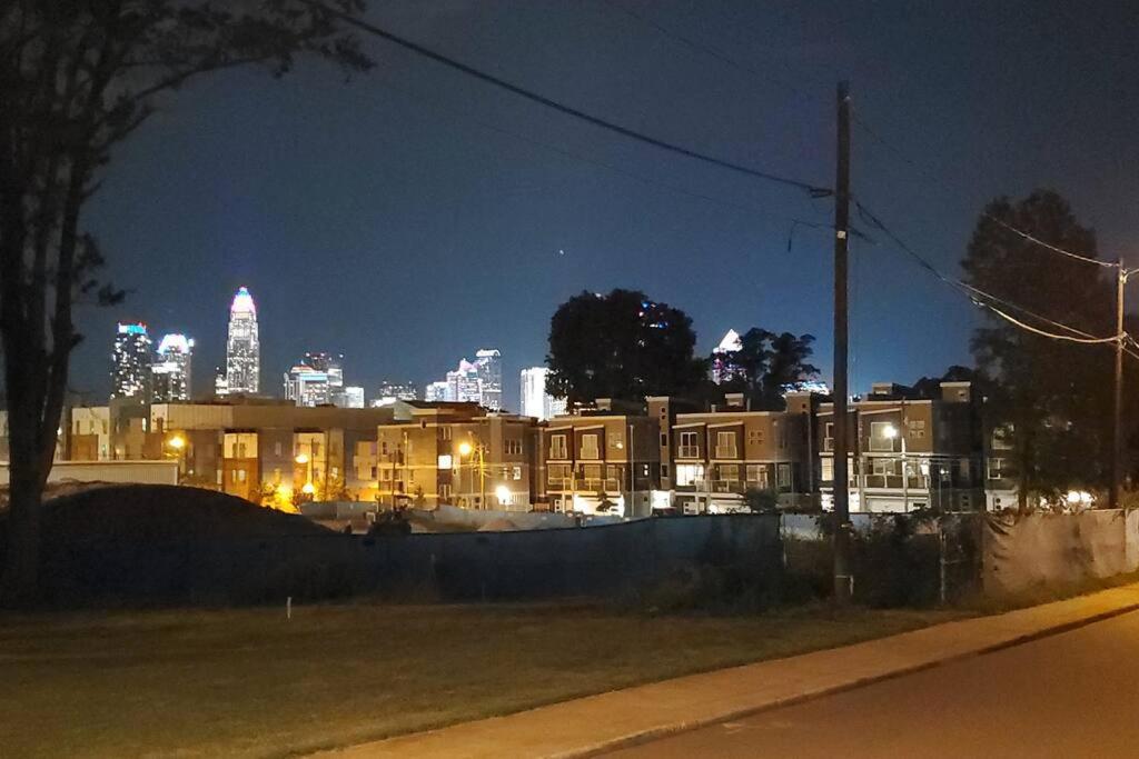 6, Sleep 4, Walk To Attractions In Uptown *