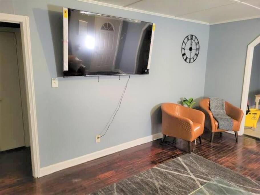 Awesome Location* 5 Bedrooms *