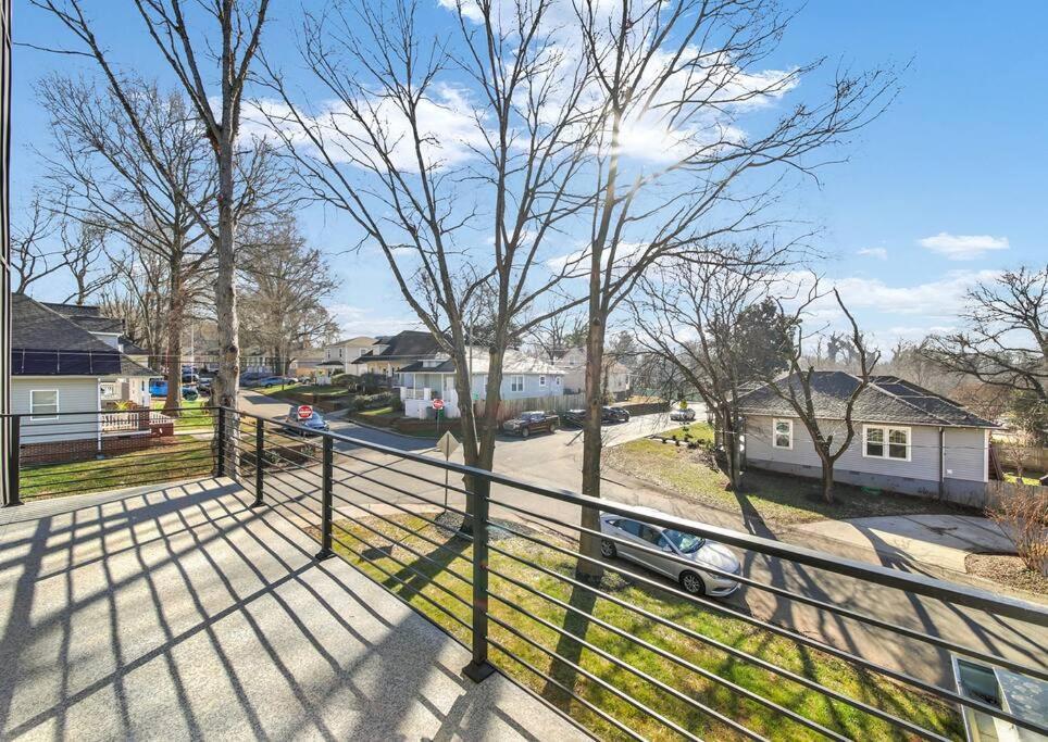 Amazing Location! Rooftop Patio, Pool & Game Room! Villa