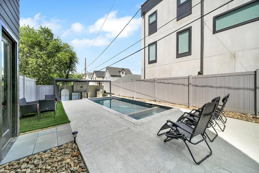 Amazing Location! Rooftop Patio, Pool & Game Room! Charlotte