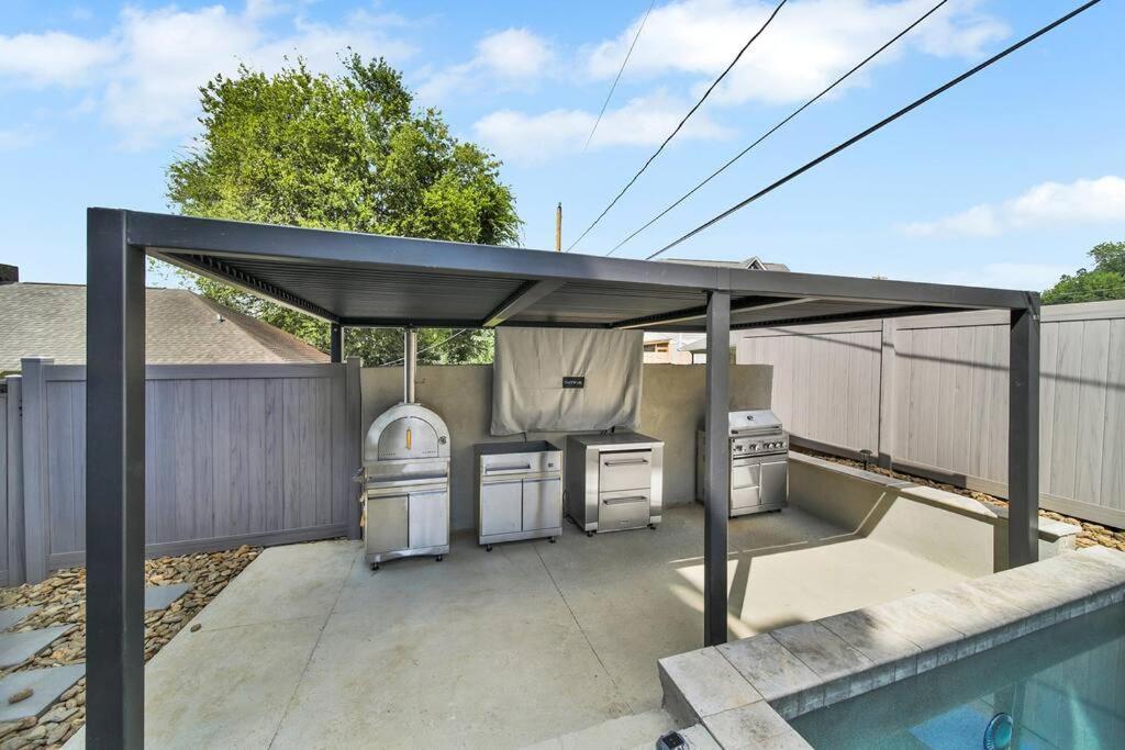 Amazing Location! Rooftop Patio, Pool & Game Room! Villa *