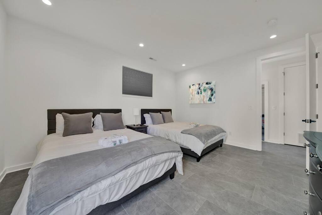 Amazing Location! Rooftop Patio, Pool & Game Room! Villa *