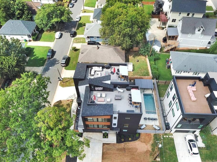 Amazing Location! Rooftop Patio, Pool & Game Room! Villa *