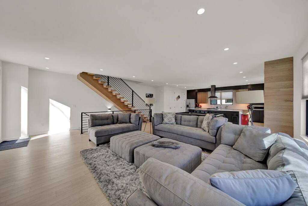 Villa Amazing Location! Rooftop Patio, Pool & Game Room!