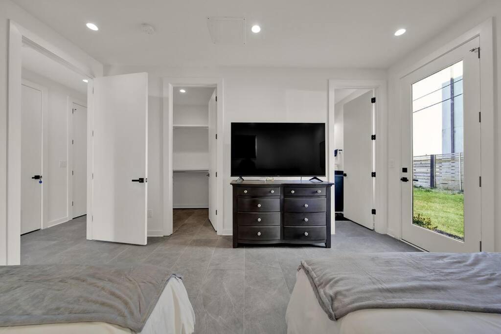 Villa Amazing Location! Rooftop Patio, Pool & Game Room! *