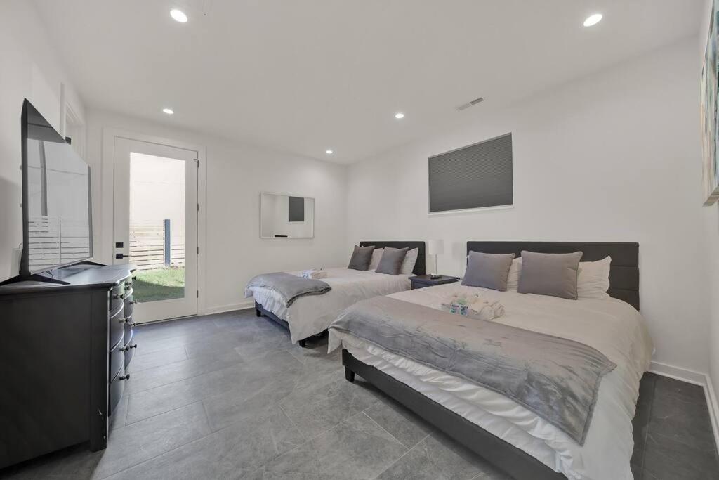 Amazing Location! Rooftop Patio, Pool & Game Room! Villa