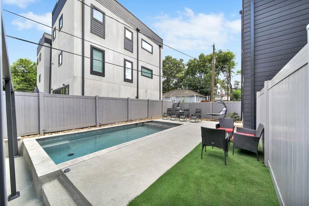 Villa Amazing Location! Rooftop Patio, Pool & Game Room! Charlotte