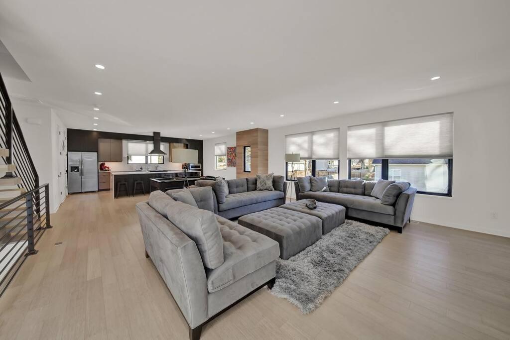Amazing Location! Rooftop Patio, Pool & Game Room! Villa *