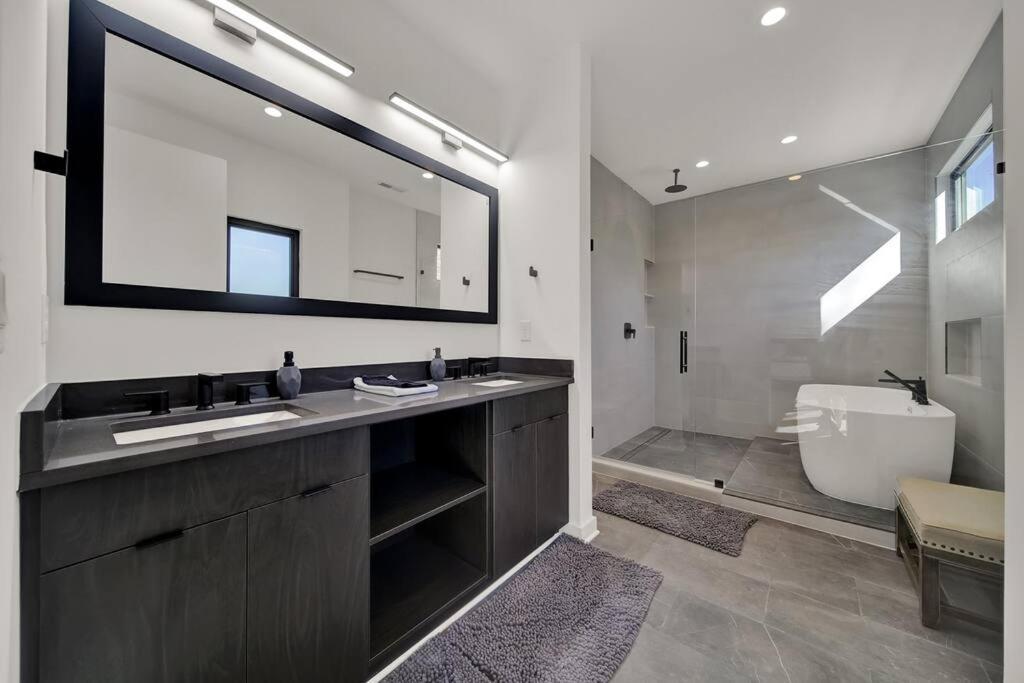 Amazing Location! Rooftop Patio, Pool & Game Room! Villa