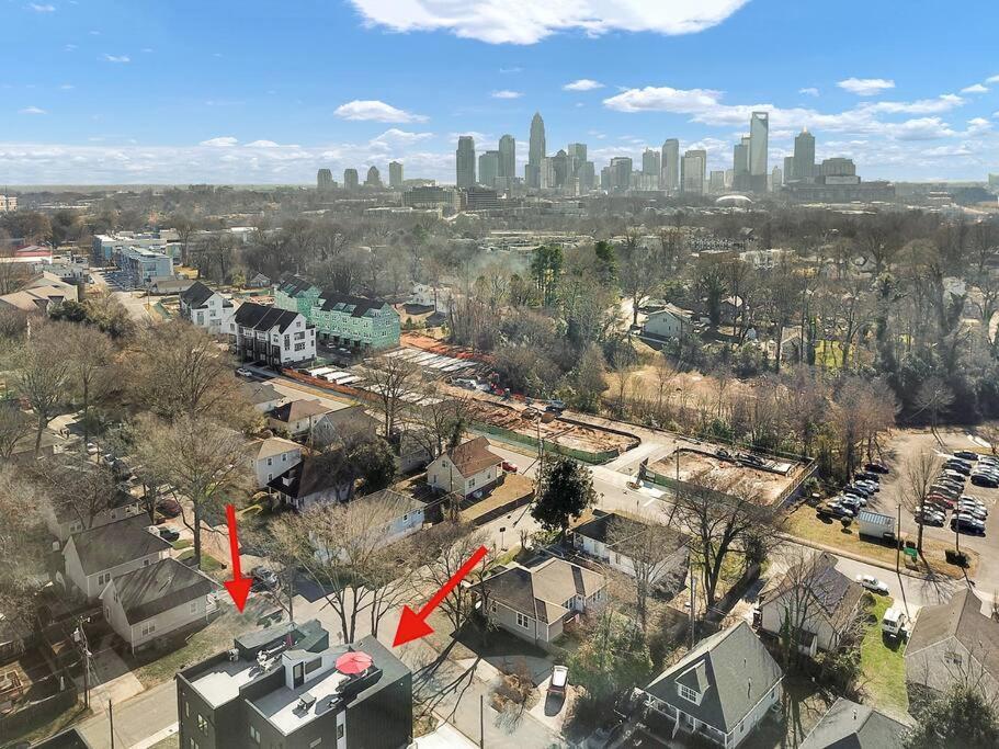 Amazing Location! Rooftop Patio, Pool & Game Room! Villa Charlotte