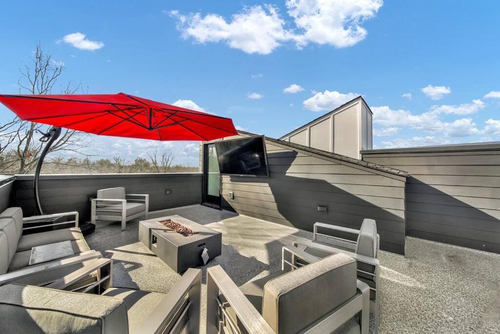 Amazing Location! Rooftop Patio, Pool & Game Room! Villa