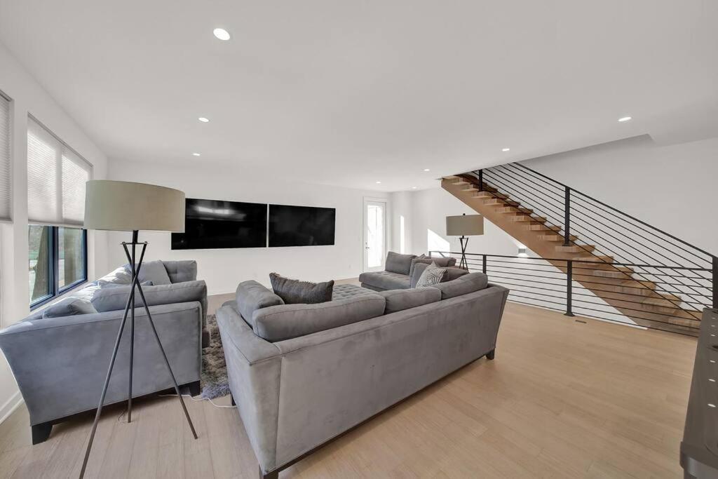 Amazing Location! Rooftop Patio, Pool & Game Room! Villa *
