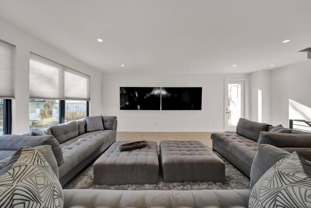 Villa Amazing Location! Rooftop Patio, Pool & Game Room! Charlotte