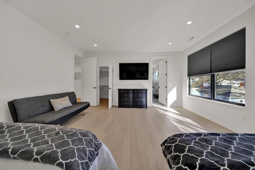 Amazing Location! Rooftop Patio, Pool & Game Room! * Charlotte