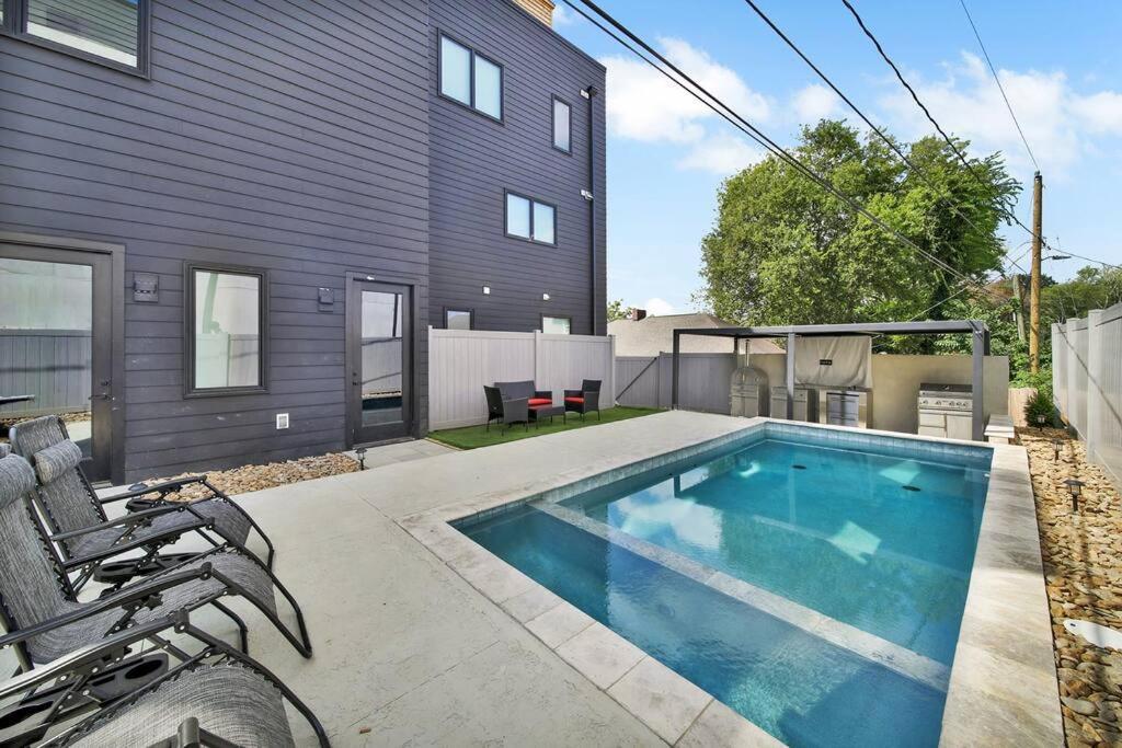 Amazing Location! Rooftop Patio, Pool & Game Room! Villa Charlotte
