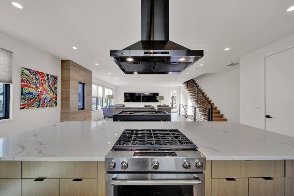 Amazing Location! Rooftop Patio, Pool & Game Room! Villa