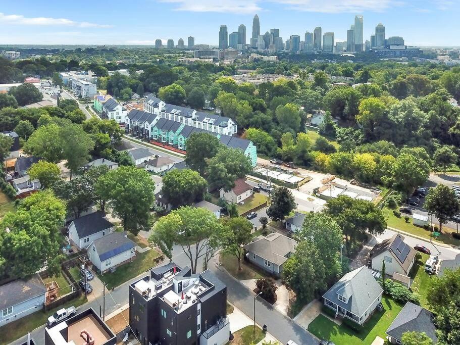Amazing Location! Rooftop Patio, Pool & Game Room! Villa *