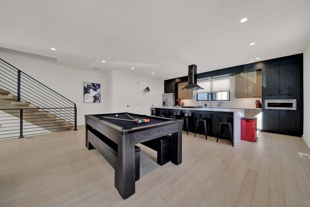 Villa Amazing Location! Rooftop Patio, Pool & Game Room! Charlotte