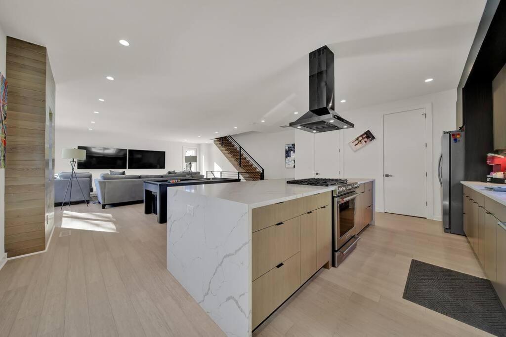Amazing Location! Rooftop Patio, Pool & Game Room! Villa Charlotte