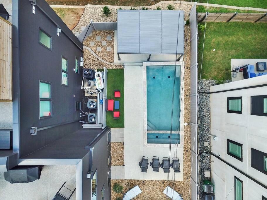 Villa Amazing Location! Rooftop Patio, Pool & Game Room! Charlotte