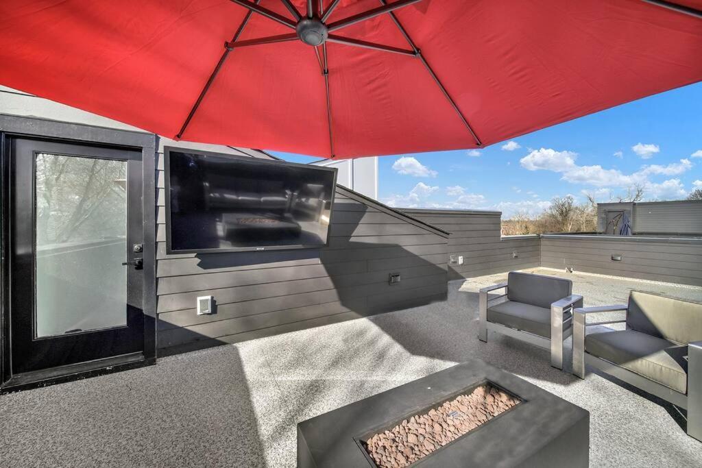 Villa Amazing Location! Rooftop Patio, Pool & Game Room!