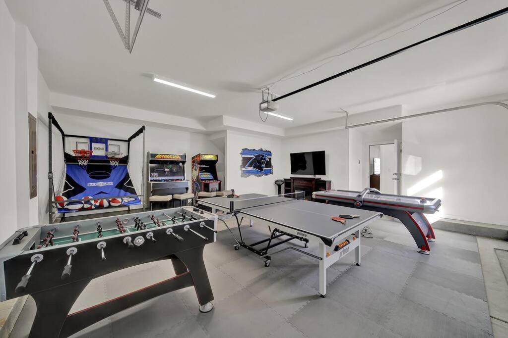 Villa Amazing Location! Rooftop Patio, Pool & Game Room! *