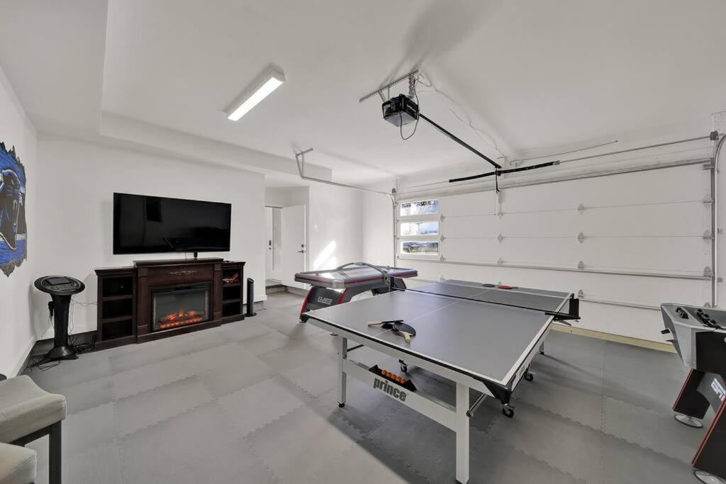 Villa Amazing Location! Rooftop Patio, Pool & Game Room! Charlotte