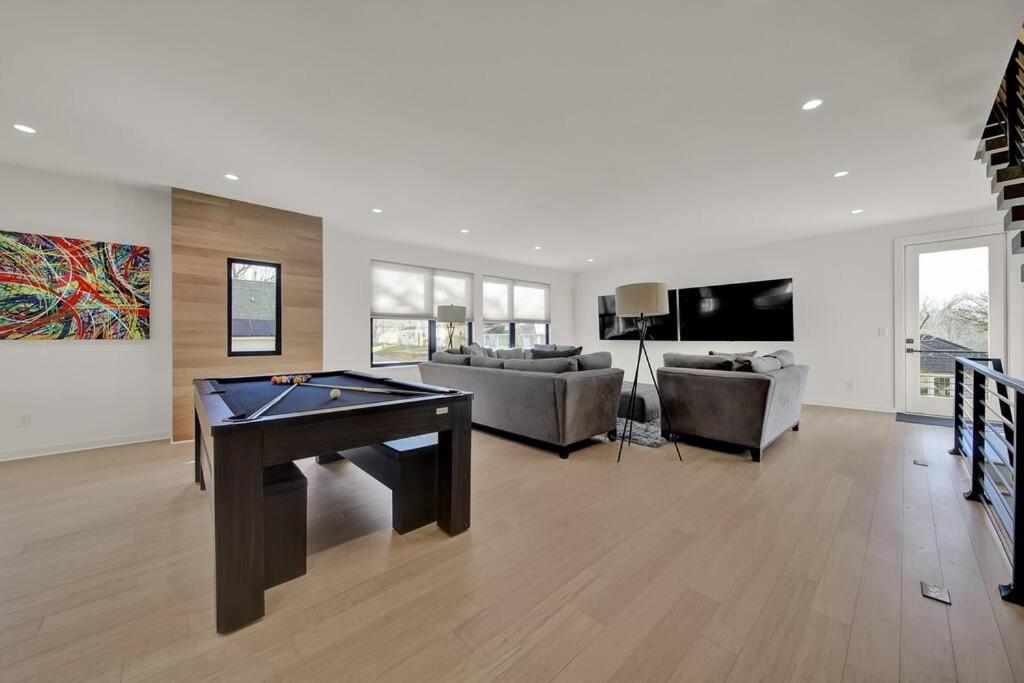 Villa Amazing Location! Rooftop Patio, Pool & Game Room!