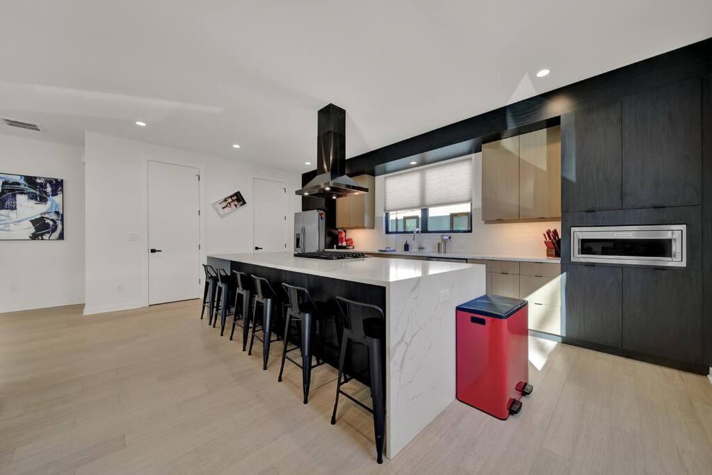 Amazing Location! Rooftop Patio, Pool & Game Room! * Charlotte