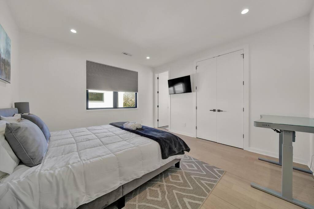 Villa Amazing Location! Rooftop Patio, Pool & Game Room!
