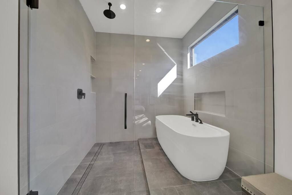 Amazing Location! Rooftop Patio, Pool & Game Room! *