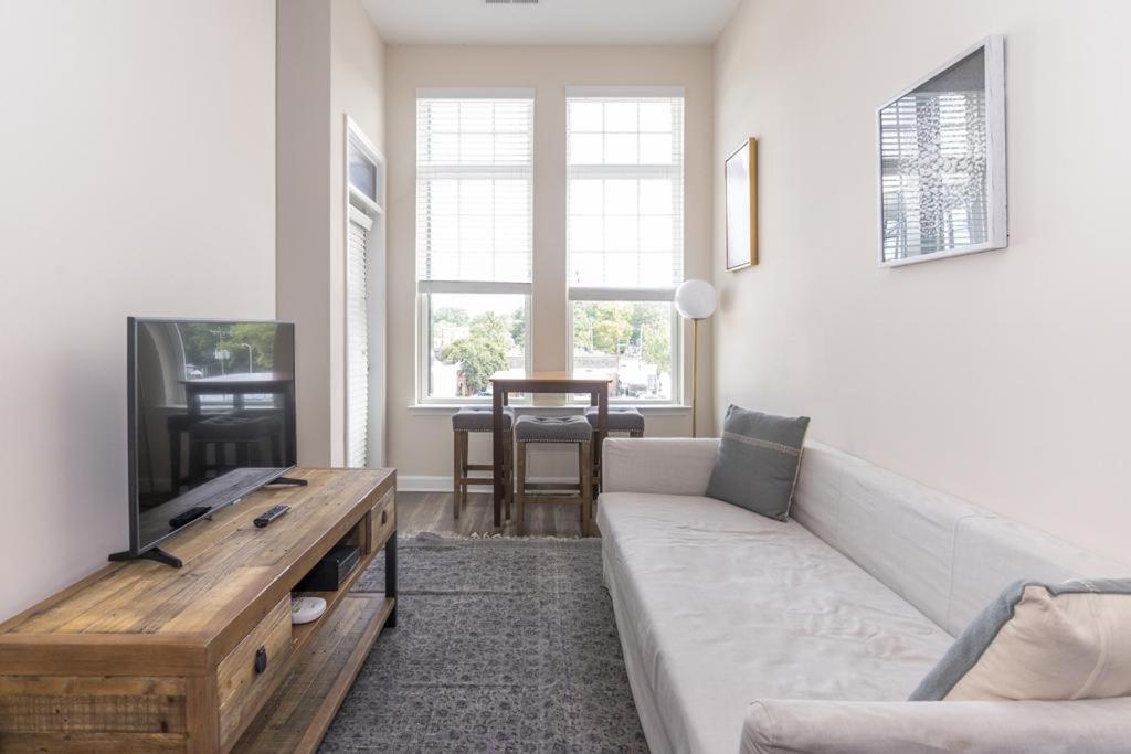 Urban Studio W Balcony Gym Apartment *