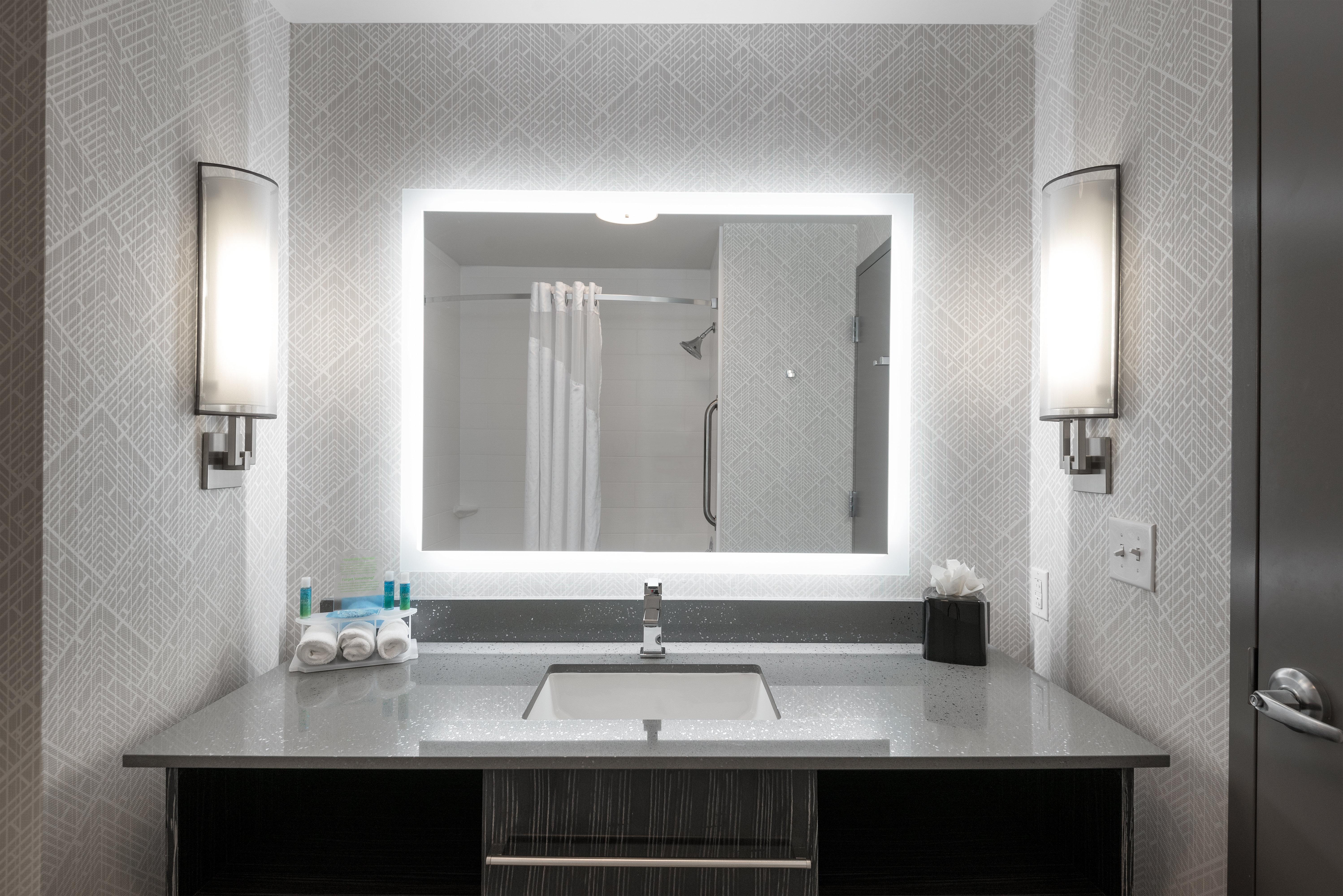 Hotel Express & - Airport By Ihg 3*