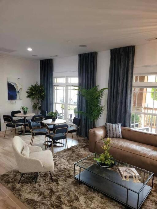 South Charlotte's Cozy & Modern Apartment *