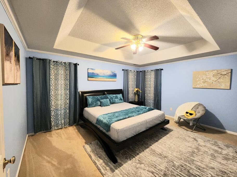 Holiday home Family Friendly 3 Bed/r Home, Free Parking / Wi-fi Charlotte