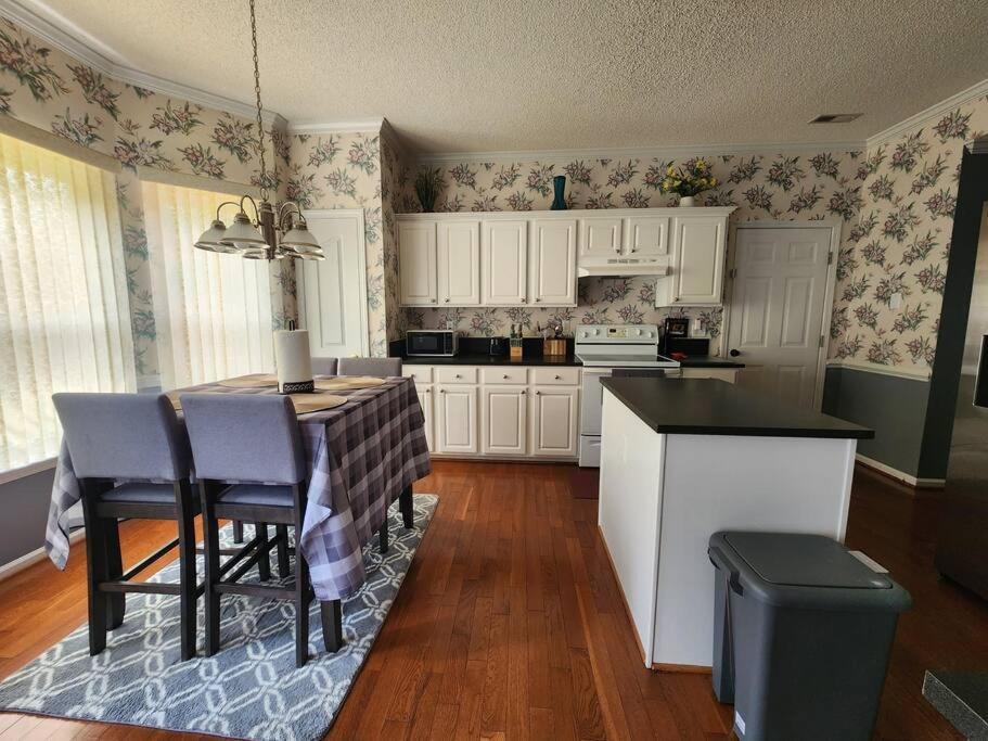 Family Friendly 3 Bed/r Home, Free Parking / Wi-fi Holiday home Charlotte