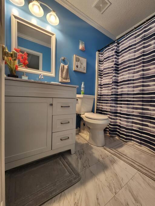 Family Friendly 3 Bed/r Home, Free Parking / Wi-fi *