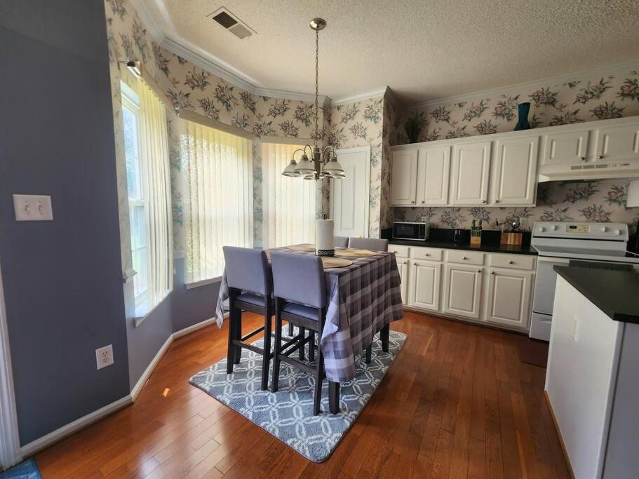 Family Friendly 3 Bed/r Home, Free Parking / Wi-fi * Charlotte