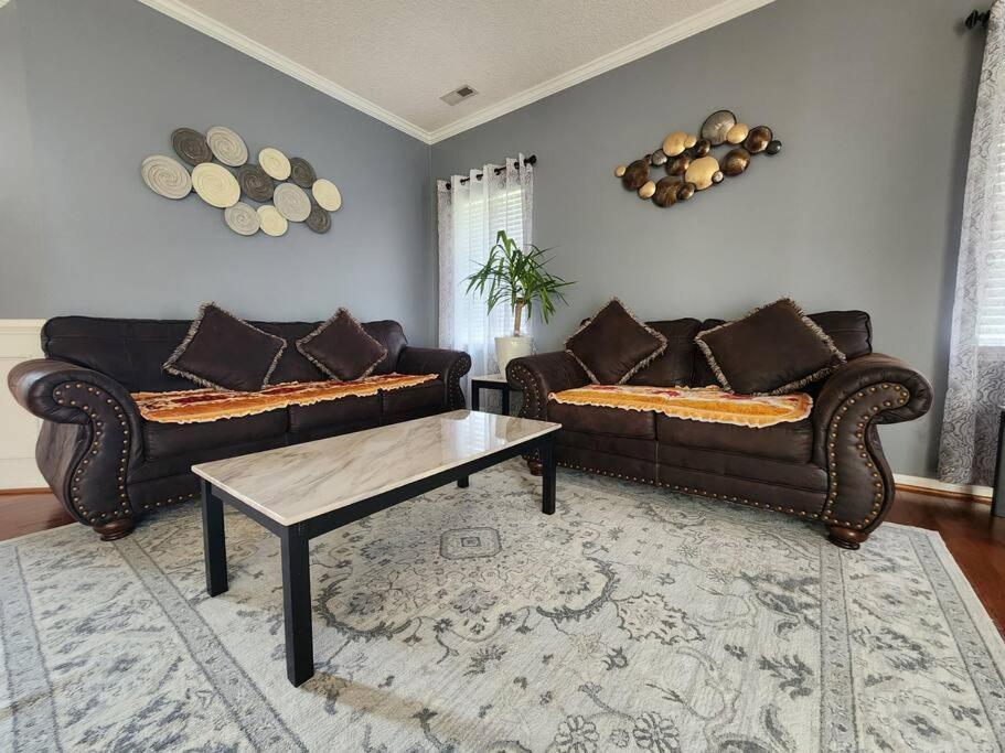 Holiday home Family Friendly 3 Bed/r Home, Free Parking / Wi-fi *