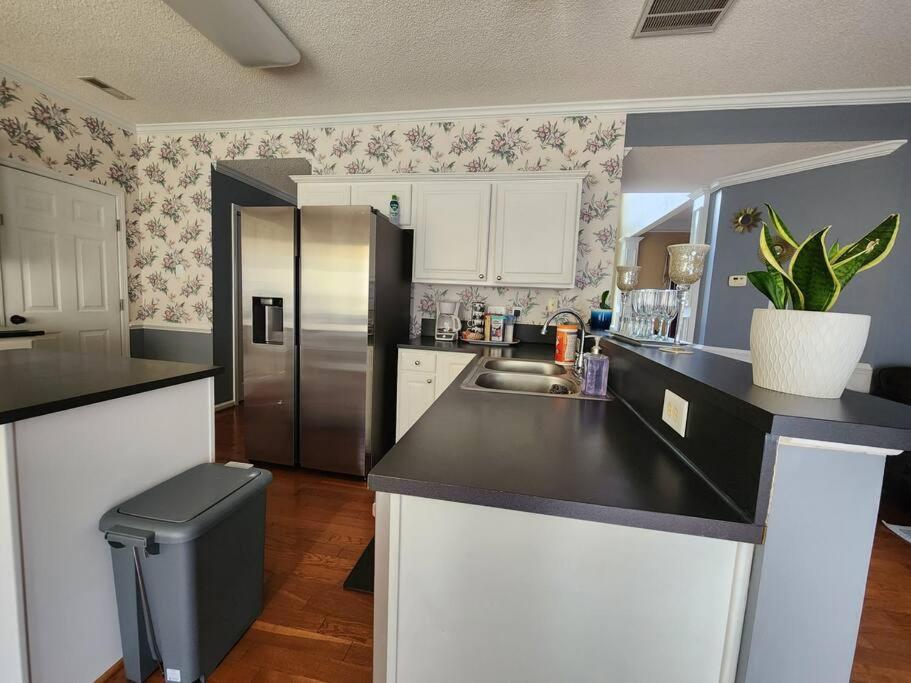 Family Friendly 3 Bed/r Home, Free Parking / Wi-fi Holiday home *