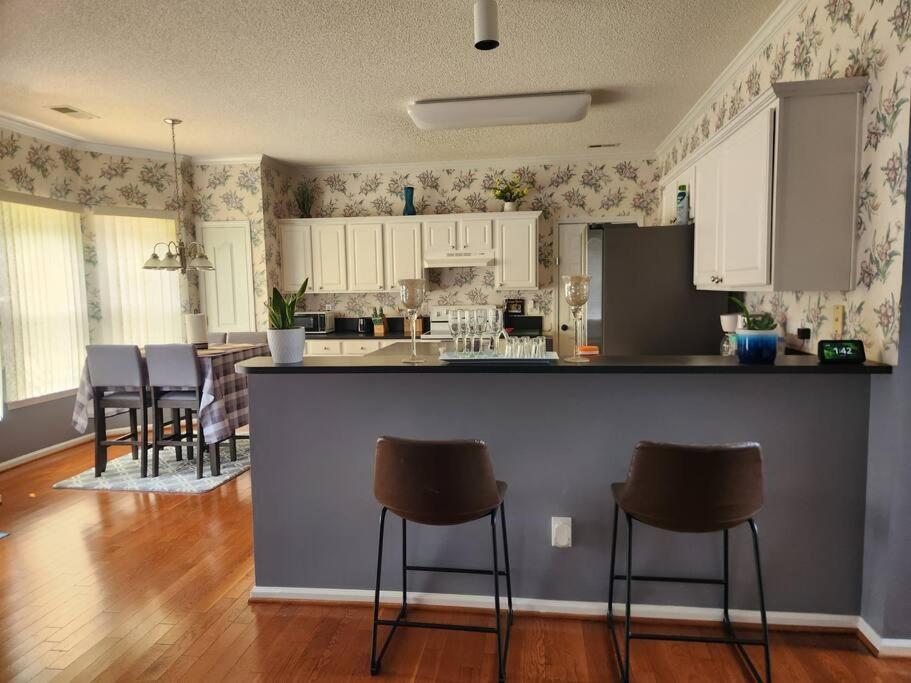 Family Friendly 3 Bed/r Home, Free Parking / Wi-fi Charlotte